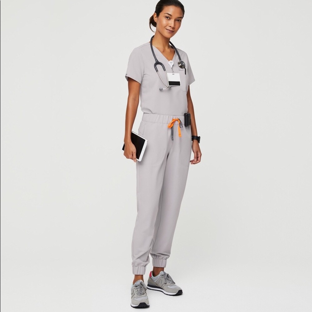 Figs Women’s Slate Casma Three Pocket Scrub Top